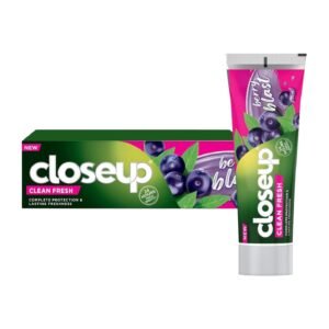 Close Up Clean Fresh Berry Blast Toot...